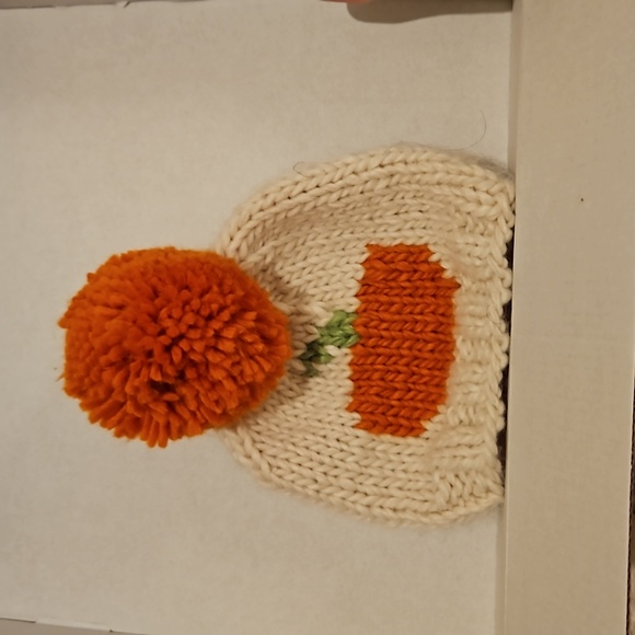 Pom pom pumpkin hat - Picture 3 of 3